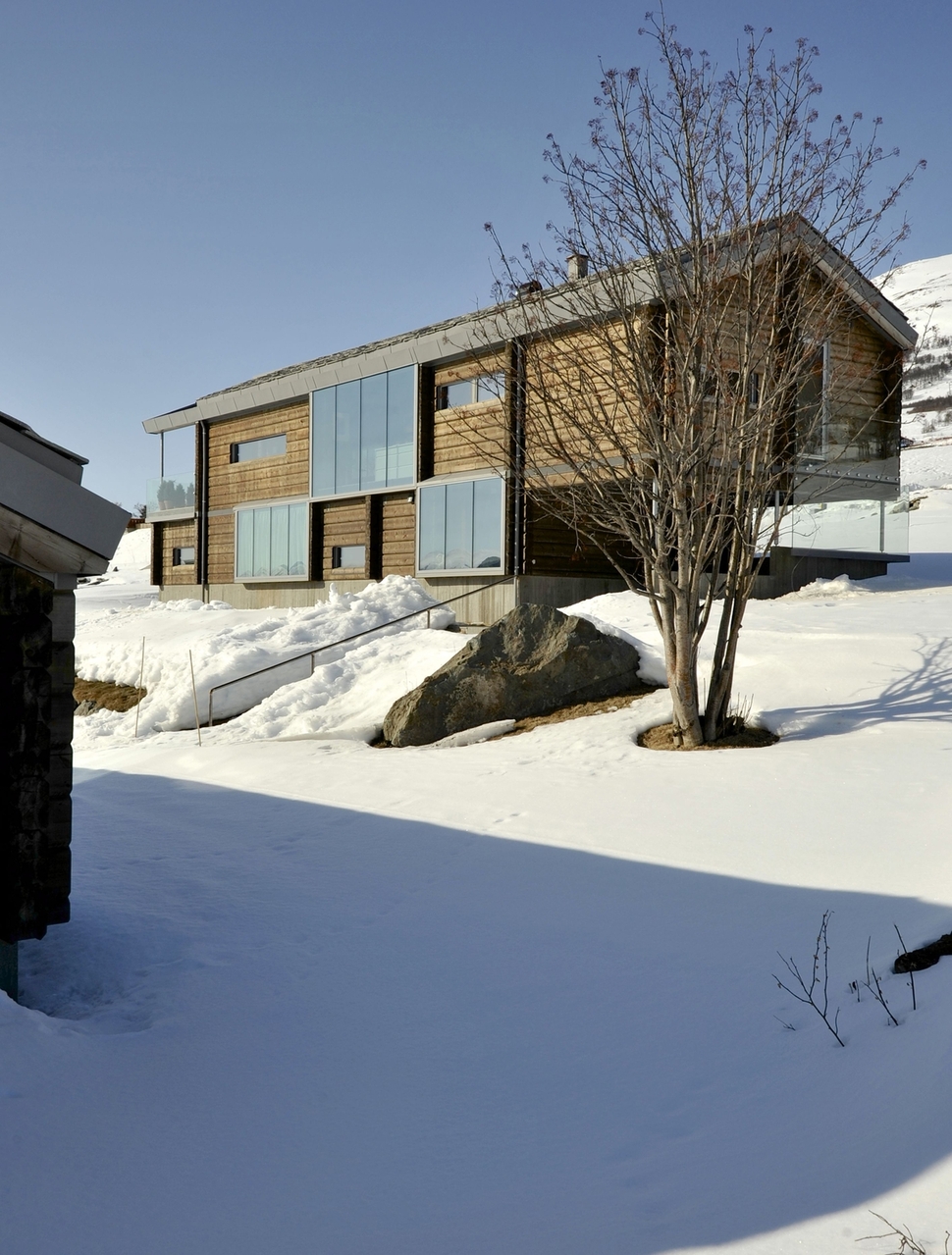 timber-log-house-contemporary--assemblage-jva-2-exterior.jpg