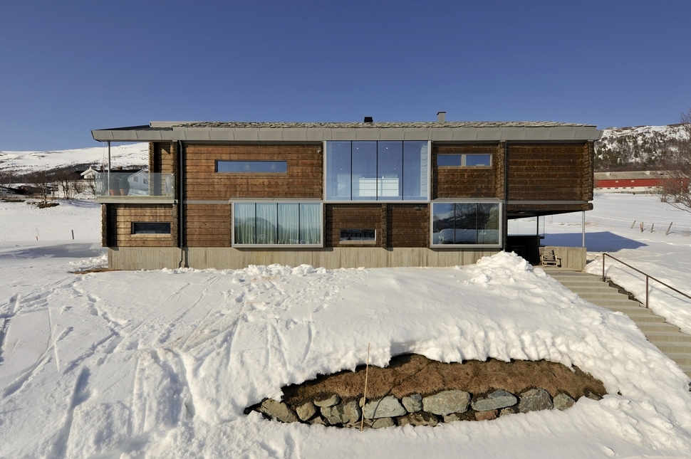 timber-log-house-contemporary--assemblage-jva-5-glazing.jpg