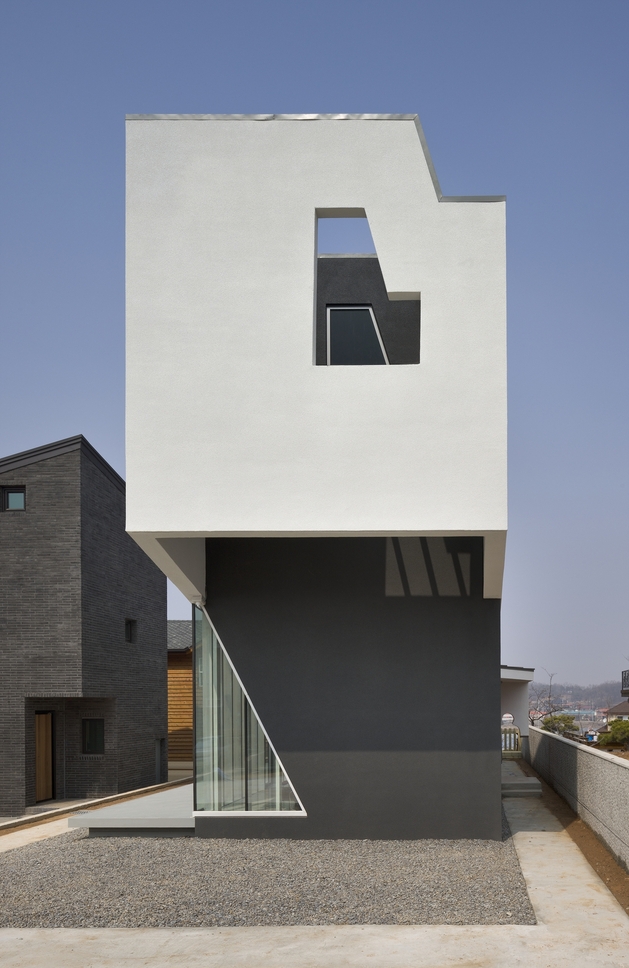sculptural home negative space 2 thumb autox968 49784 House with a Home Theater Mezzanine by Hoon Moon