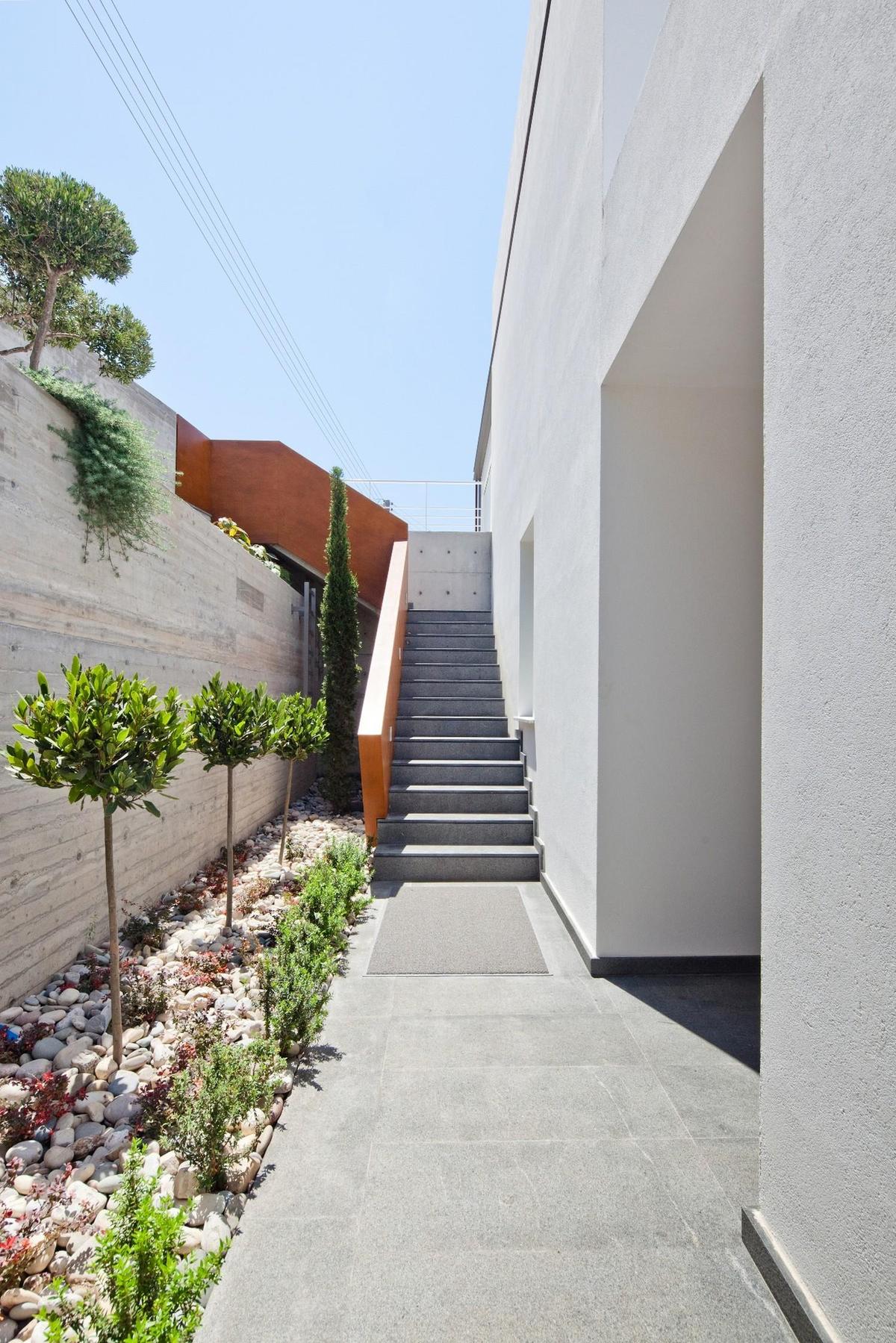 slope-home-steps-down-street-level-rooftop-garage-7.jpg