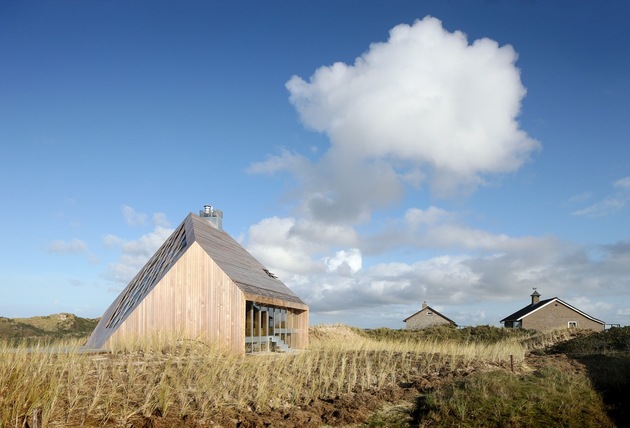 turtle-roof-wooden-cottage-eco-bio-fuel-heating-4.jpeg