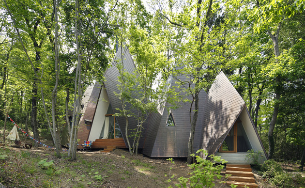 timber-vacation-house-shaped-as-tepee-4.jpg