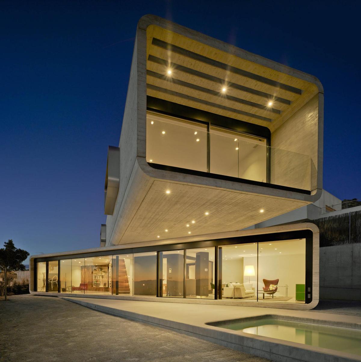 concrete-cantilever-house-clavel-arquitectos-2.jpg