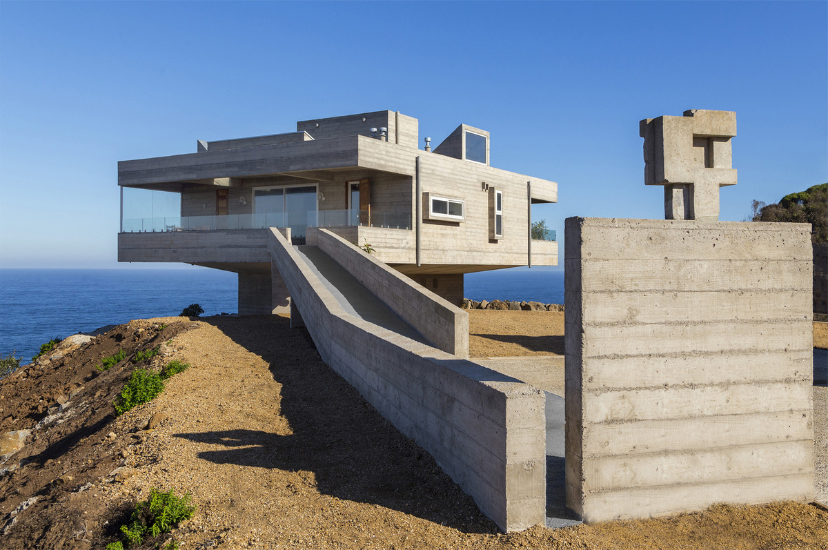Fortress like house in Chile by Gubbins Arquitectos