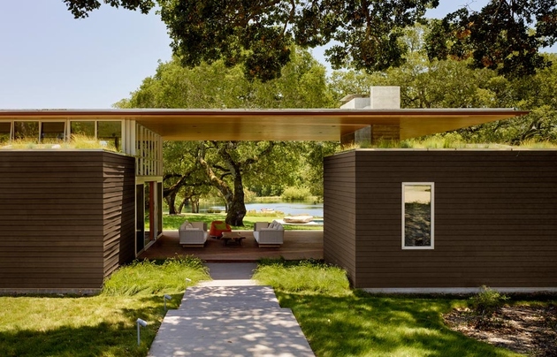 3-mature-oaks-living-roofs-contribute-passive-energy-home.jpg