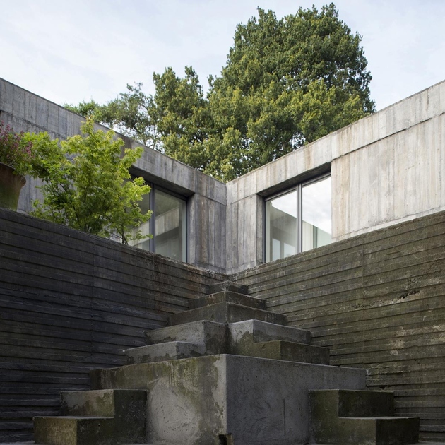 8-square-concrete-house-lower-level-pedestal.jpg