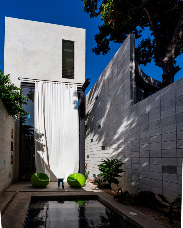 12-skinny-concrete-home-double-height-glass-doors.jpg