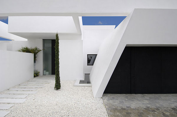 awesome-modern-house-mediterranean-coast-10.jpg