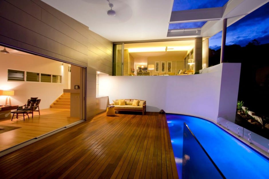 beach-house-with-bold-exterior-minimalist-interiors-10.jpeg