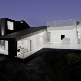 Black and White House Design Proves Opposites Attract
