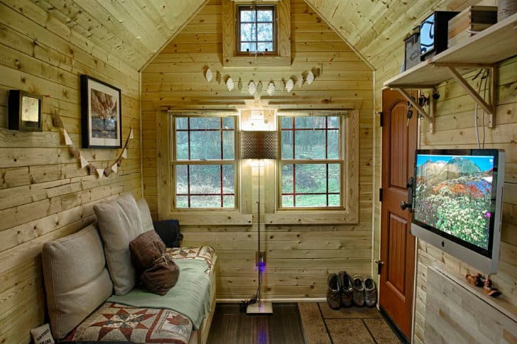 cabin style compact washington mobile home for two 5 entry