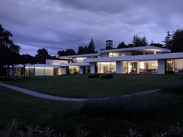 Coastal House Design – Luxury Glass and Stone Home