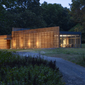 Luxury Custom Cottage by Renown Brininstool + Lynch Architects – Coffou on Lake Michigan