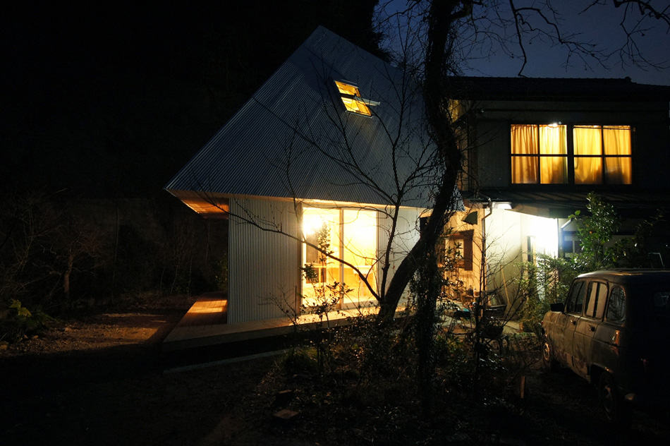 compact-diamond-shaped-house-plan-yuji-tanabe-18-night-lights.jpg