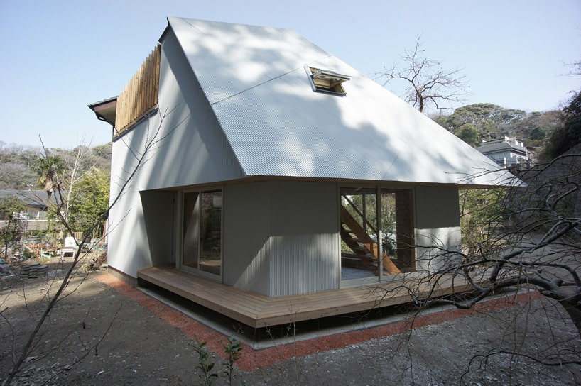compact-diamond-shaped-house-plan-yuji-tanabe-7-slope-side.jpg