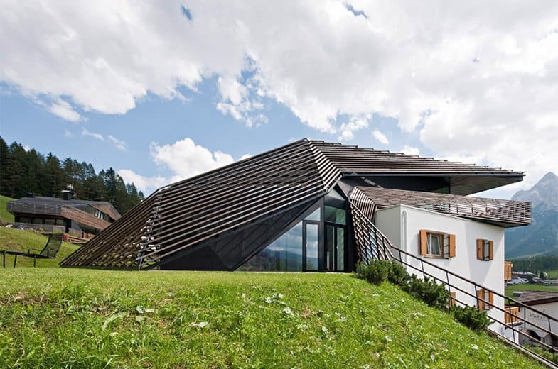 contemporary-renovation-of-a-mountain-residence-by-alma-studio-4.jpg