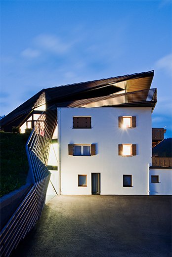 contemporary-renovation-of-a-mountain-residence-by-alma-studio-5.jpg