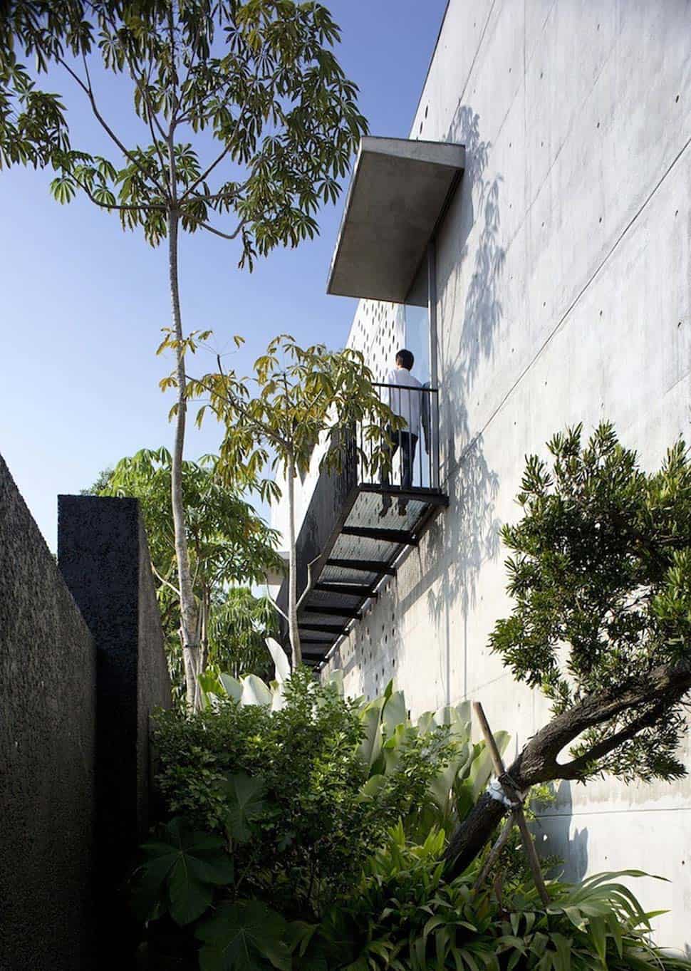 courtyard house open to outdoors with sculptural staircase 2