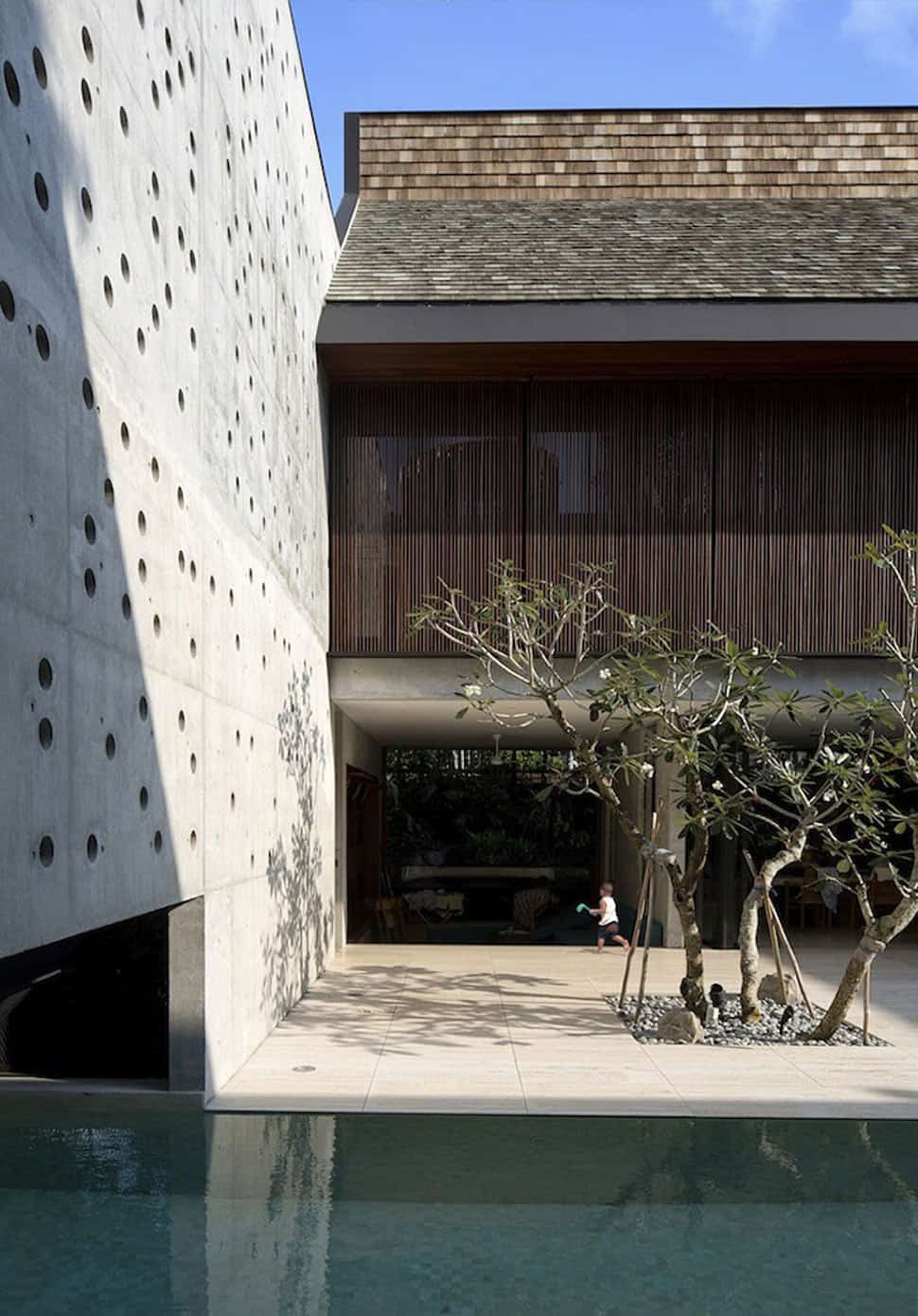 courtyard house open to outdoors with sculptural staircase 5