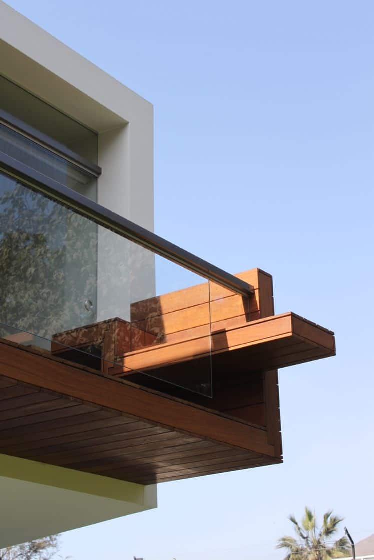 creatively cool dual cantilevered house peru 11 deck detail