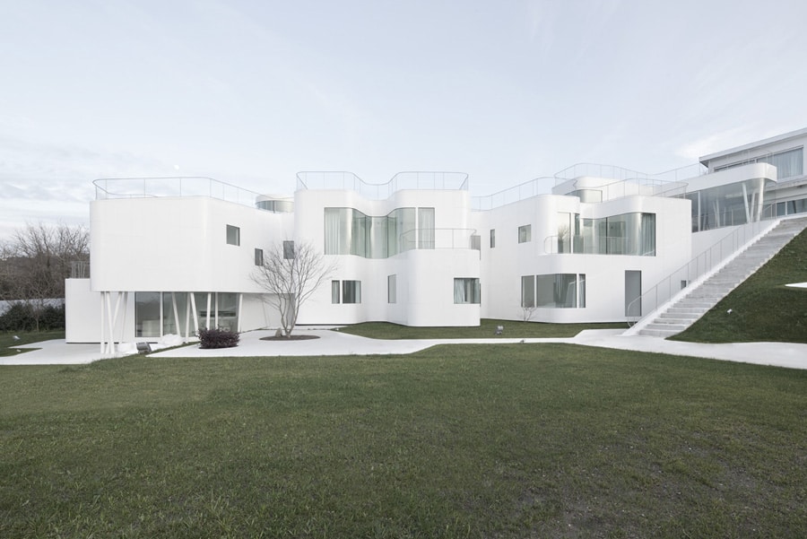 curvacious glossy white home addition in spain 1
