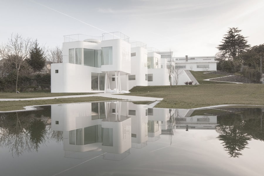 curvacious glossy white home addition in spain 2