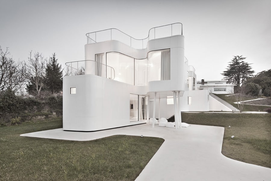 curvacious glossy white home addition in spain 3