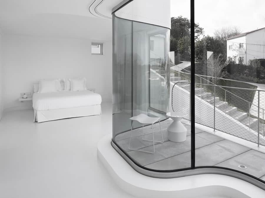 curvacious glossy white home addition in spain 4