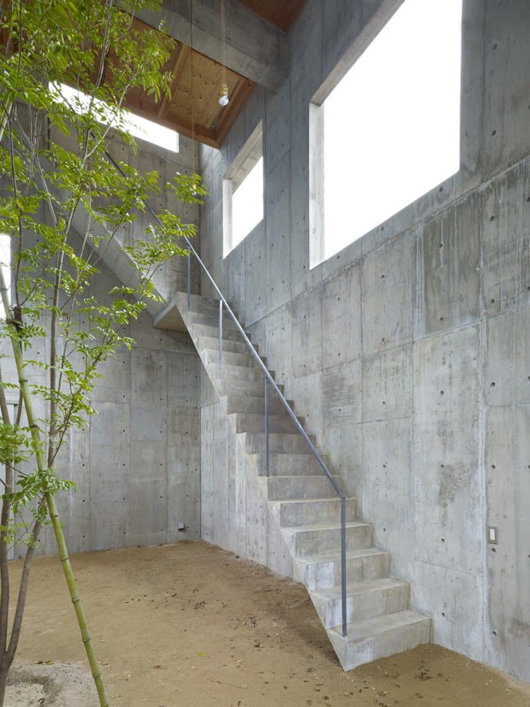 curved concrete house with interior courtyard 3
