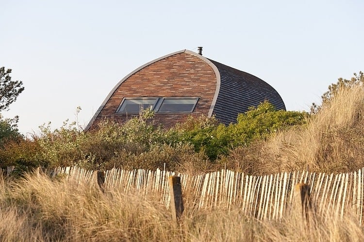 curved-roof-house-with-tiled-exterior-14.jpg