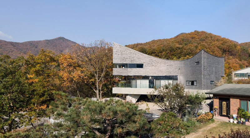 Curving house in South Korea adapts to the land