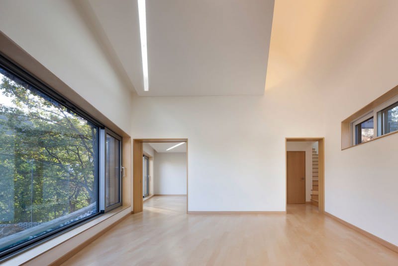 curving house in south korea adapts to the land 12