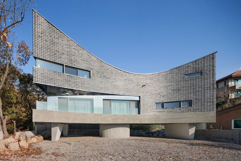 curving house in south korea adapts to the land 5
