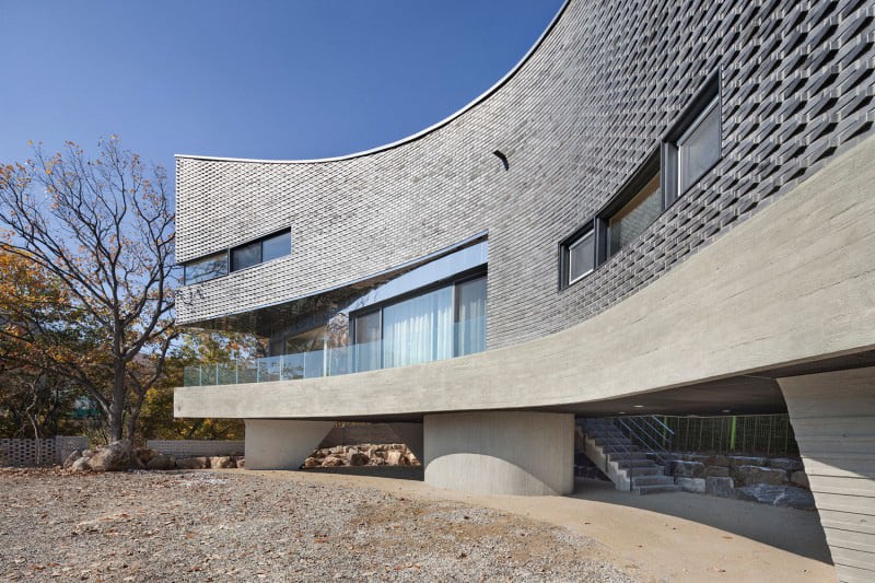 curving house in south korea adapts to the land 6