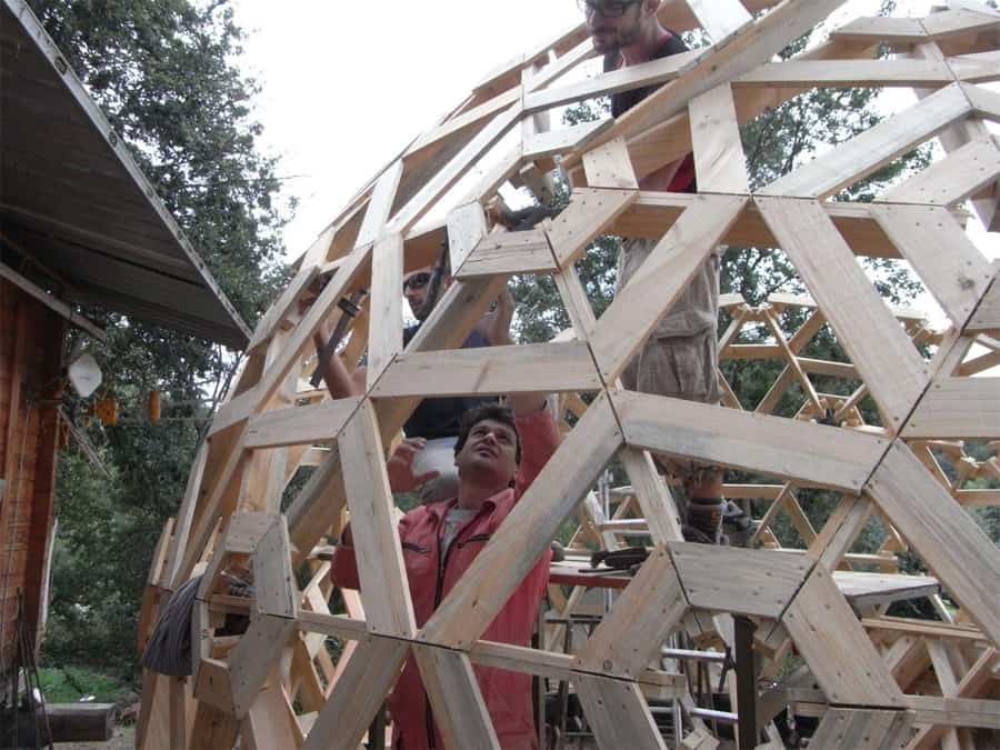 diy wooden dome built from pallets 2 construction side