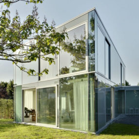 Elegant Glass House Makes the Most of a Minimalist Design