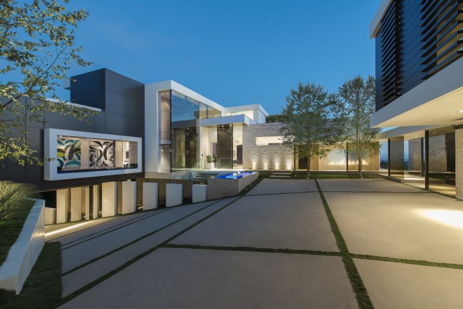 extravagant contemporary beverly hills mansion with creatively luxurious details 4 courtyard