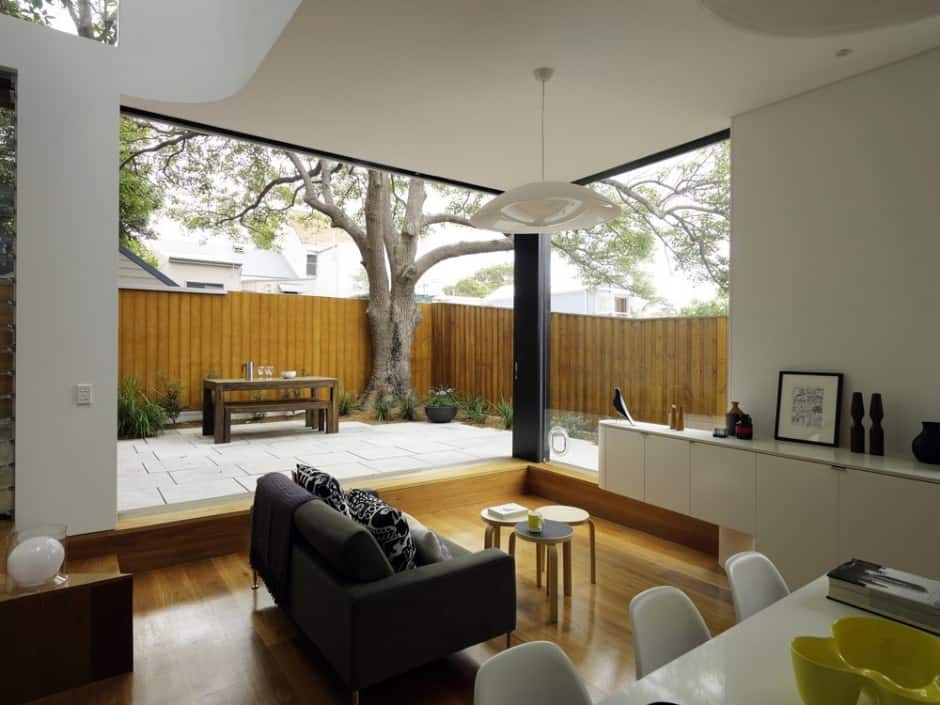 familiar-touches-modern-design-sydney-home-11-living-room-windows.jpg