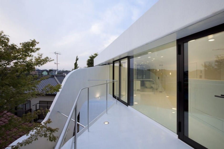 futuristic-curved-wall-house-integrates-nature-and-architecture-16.jpg