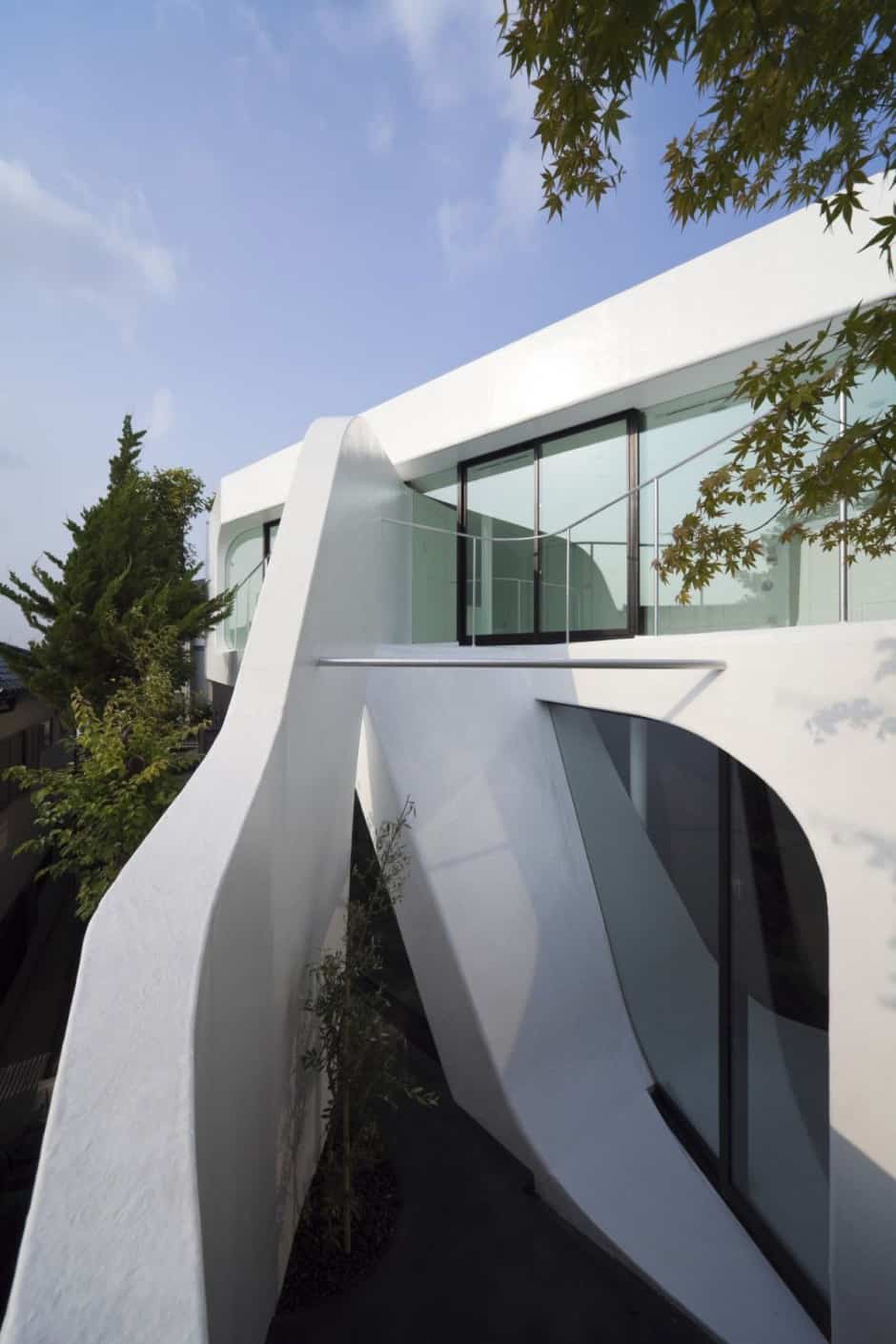 futuristic-curved-wall-house-integrates-nature-and-architecture-3.jpg