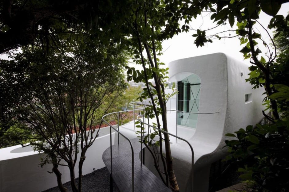futuristic curved wall house integrates nature and architecture 5