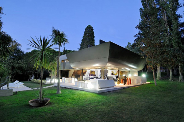 futuristic house where contemporary art meets modern living 1