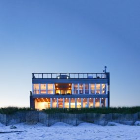 Prefab Gives Long Island Seashore Home Focus and View