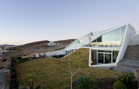 house in chihuahua 1 Mountainside Home in Mexico   amazing futuristic design lets you relax on your own roof ...