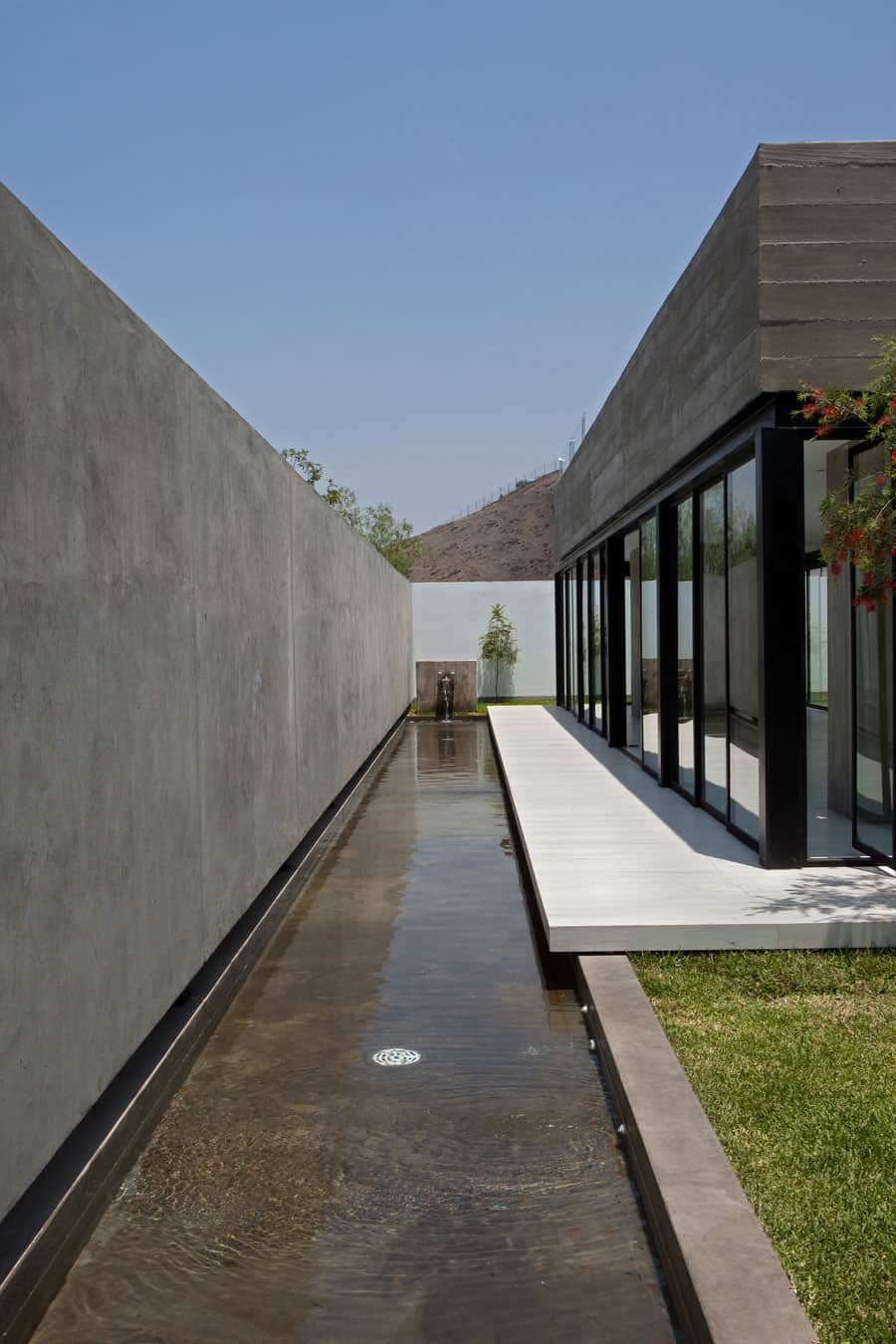 house-with-detached-glass-walled-living-area-4-water-edge.jpg