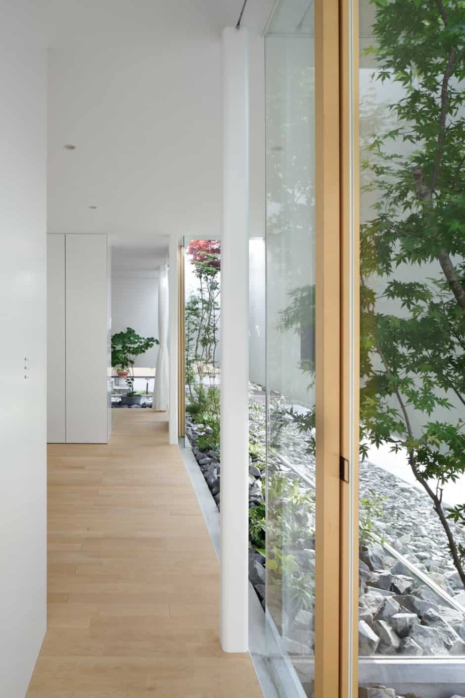 house with floating facade glass walls and interior courtyard 7