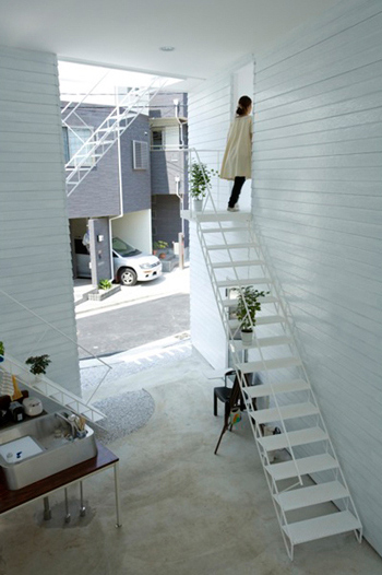 inside out house interior courtyard 4
