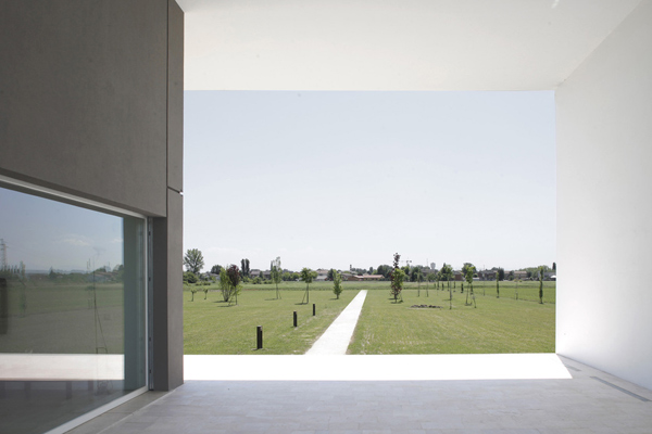 italian-home-architecture-minimalist-house-3.jpg