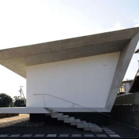 日本海滨别墅设计:现代混凝土