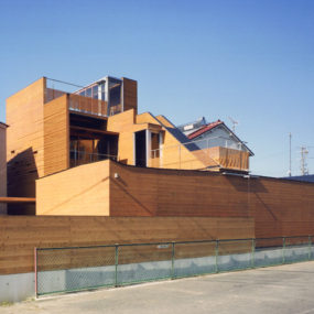 日本木制房屋：庭院，多层甲板和阁楼